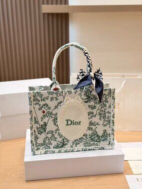 Classic DIOR Bag: A Stylish and Versatile Choice for Elegance